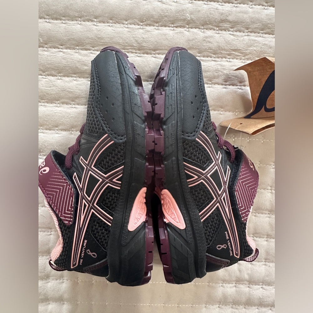 NWT ASICS kids  Black and Pink Running Shoes Size 10 - Picture 6 of 7
